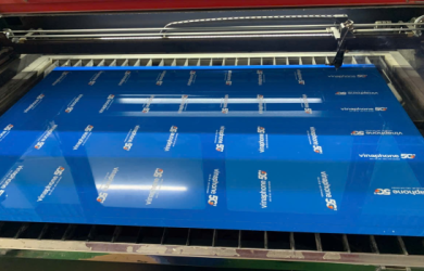 Cắt - khắc mica theo yêu cầu Cắt - khắc mica theo yêu cầu